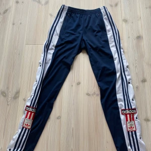Adidas mjukisbyxor - Storlek S,  Skick 8/10  Alla knappar är hela och det är ingen defekt med byxorna:) 