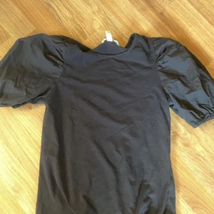 tröja med puffärmar - Säljer denna jättefina tröja med puffärmar💕är i väldigt bra skick, använd några få gånger