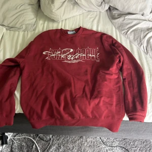 Röd crewneck med text på - Aldrig använd tröja