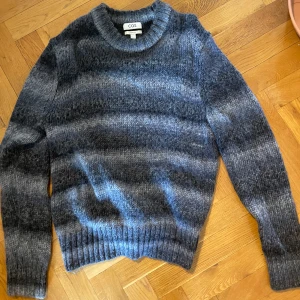 COS stickad tröja i ull - COS stickad tröja, mysig krage. 100% ull!