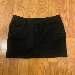 Svart mini jeans kjol - Snygg i bra skick 