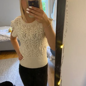 Stickad kortärmad tröja  -  Säljer denna trendiga tröja från Lindex. Den är i superbra skick då den inte blivit använd något större💕💕