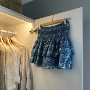 Meet me there kjol - Så söt kjol från Meet me there❤️❤️storlek S och har inbyggda shorts. Jättebra skick! Skriv vid intresse, ge prisförlag eller köp nu❤️❤️