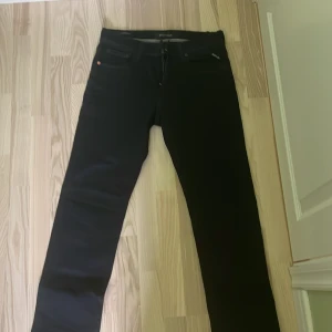 Replay Jeans - Tjena, nu säljer jag ett par feta Replay Jeans i storlek 29/30. Jeansen är i riktigt bra skick och har bara använts nån gång. Kan gå ner i pris vid en snabb affär. Bara att höra av sig vid frågor. /Loke