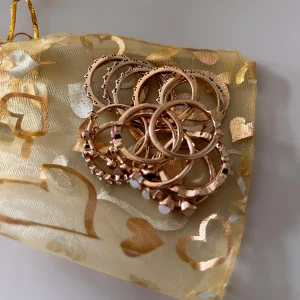 H&M ringar - Säljer dessa 15 st H&M ringar då alla tyvärr är förstora för mig☀️