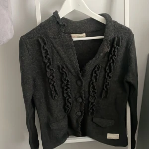 Odd Molly kofta - Säljer fin Odd Molly kofta strl 2. Super fin i mörkgrå färg säljer då den inte kommer till användning 