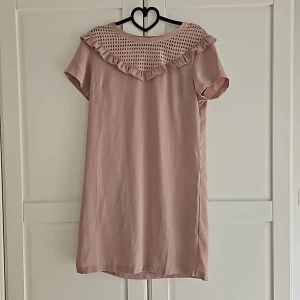 Rosa klänning  - Rosa rak klänning med detaljer