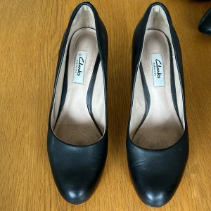 Clark pumps 39” - Lite använda Clark pumps storlek 39. Mycket bekväma och sköna.