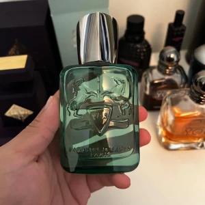 Parfums De Marley Greenly - Hej säljer en av mina favoritparfymer då jag ska minska min collection. Parfums de Marley greenly är en underbar sommar/höst/vår parfym med en distinkt grönäppellukt. Nypris ligger på mellan 2200-3000. 64/75ml ca. Öppet för byten. Skriv om frågor 😁