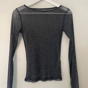 Glittrig topp - Säljer denna lite genomskinliga glittriga topp som sitter tajt och snyggt. Endast använd på en fest en gång. 