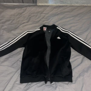 Adidas kofta  - De är en adidas kofta som är använd 3 ggr och är i storlek 11-13. Den är köpt från stadium.