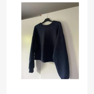 Sweatshirt  - Marinblå sweatshirt som inte kommer till användning. Passar S/M