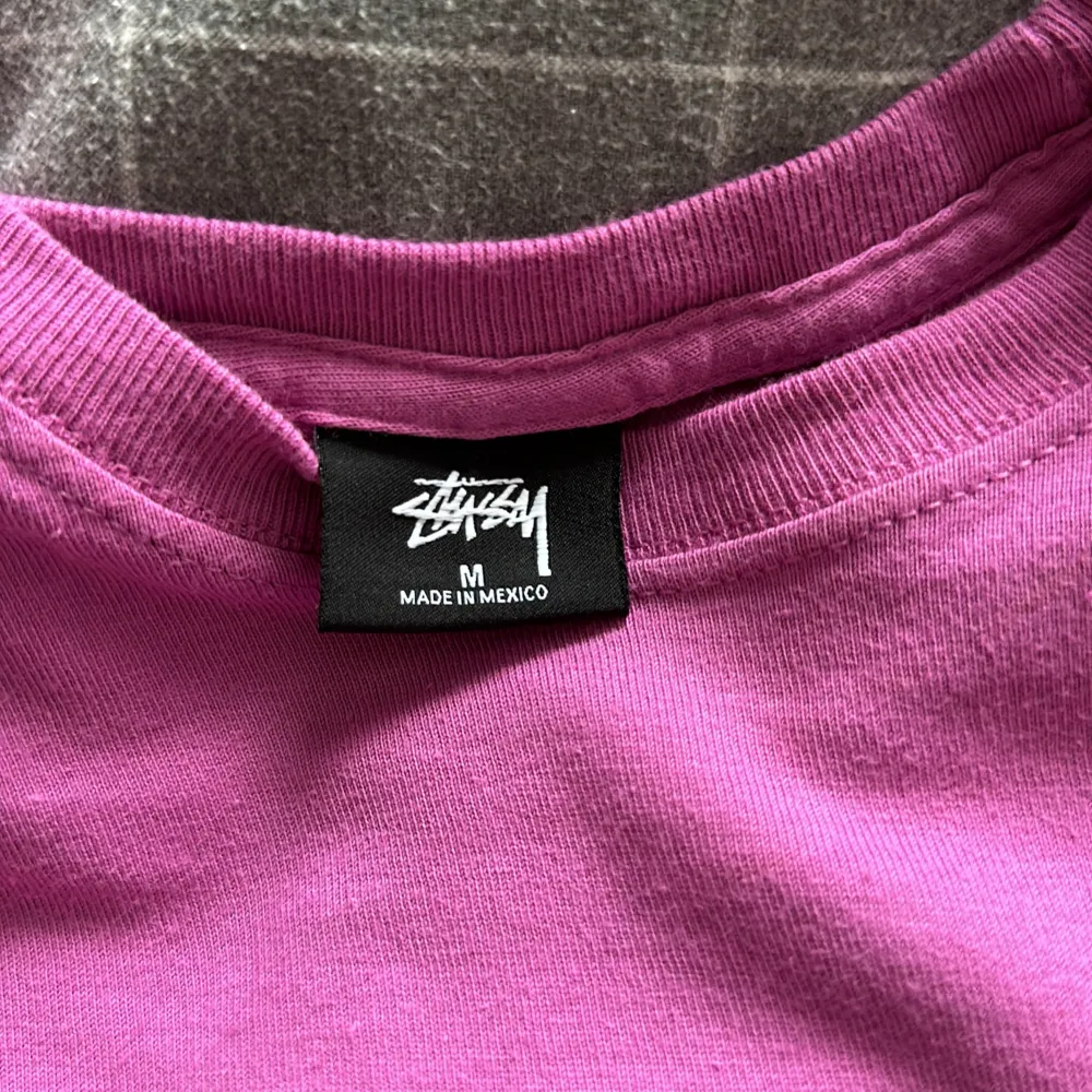 Säljer min stussy t shirt då jag knappt använt den!! Normal passform, för ref. är jag ca 175cm. . T-shirts.