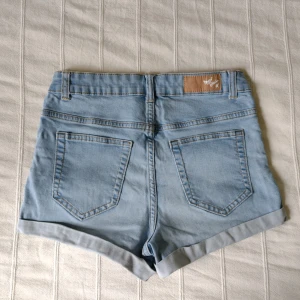 Korta ljusa jeansshorts - Never denim - Ljusa Never denim jeansshorts. Stretchiga. Tror att storleken är M, men de passar även S, skulle jag säga.