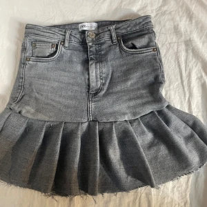 Jeanskjol - jag säljer denna ASFETA kjol jag sytt om från ett par trasiga jeans. Alla sömmar är stadiga o sydda med symaskin o kan såklart tvättas i tvättmaskin. Tänkte även sy fler så skicka gärna önskemål. Jeansen är strl 38 men passar 34/36 som lågmidjad.