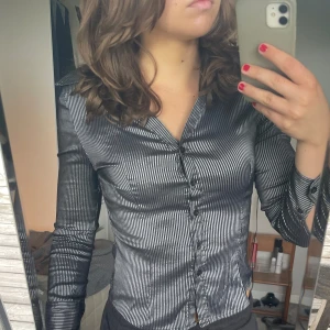 Striped vintage figursydd skjorta!💖 - Suuuper snygg vintage skjorta!🙌🏼 Föredetta köpt på humana secondhand, lite för tajt för mig, är i fortsatt bra skick!💗