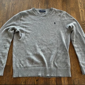 Ralph lauren tröja - Säljer en grå Ralph lauren tröja i bra skick. Den passar folk som har medium i storlek. Om ni har fler frågor är det bara att höra av er