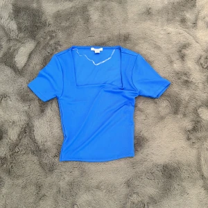 Blå Topp - Oanvänd, Fint skick, stl S, köpt från New Yorker. 