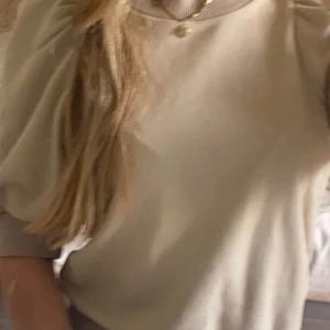 Beige tröja - Säljer denna tröja då den aldrig kommit till användning! Den är som ny!💘🥰 Kontakta mig om du är intresserad! Tvättar tröjan innan jag skickar till dig❤️