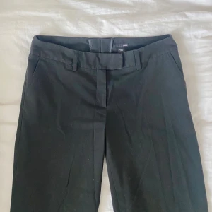 Tall kostymbyxor - Ett par långa, lågmidjade kostymbyxor, passar er som är över 170 långa. Fint skick!