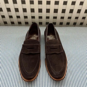 Crockett & Jones Seaton - Jag säljer ett par bruna loafers (seaton) från Crockett & Jones. Nypriset är cirka 6500 kr, men jag säljer dem för 1000 kr. Skorna är i gott skick, har använts sällan, och är nu för små för mig. Storleken är UK7, vilket motsvarar storlek 40-41.