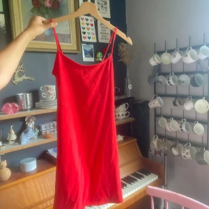 Röd kort klänning - Använd enstaka tillfällen. Enkel söt klänning som sitter figurnära kring kroppen och vidgas med lite flow längst ner❣️andra bilden ser man hur nedre delen av klänningen formas (jag va utklädd till blixten mcqueen🚗⚡️)