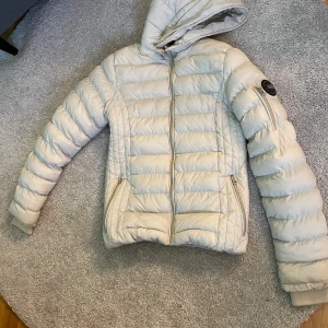 Polo Club Vinterjacka  - Jättefin vinter jacka från polo Club. Inte använd så mycket så mycket bra skick. Ny pris 800kr mitt pris 600kr. Inga hål eller skador på jackan.