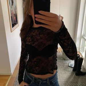 Spets topp - Säljer denna svarta spets topp från Lindex i storlek M men ganska liten i storleken!  Lapparna sitter kvar!🥰