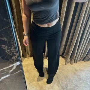 Svarta kostymbyxor  - Svarta kostymbyxor från Vero Moda, storlek XS ❤️