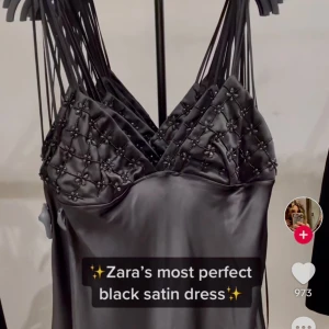 Zara Satin Svart Klänning  - Säljer den här klänningen från Zara. Går ner ända till fötterna. Svart med detaljer över brösten. Säljs inte längre. Använd 1 gång❤️