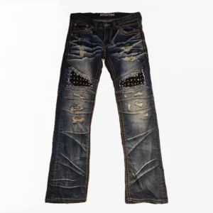 Affliction Jeans - Säljer dessa feta affliction jeans då dom är för långa för mig🥲 Jätte bra skick🗣 Skriv gärna om ni undrar något🔥 Kan gå ner i pris vid snabb affär👍