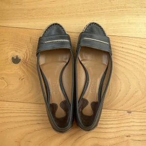 Chloé ballerina/loafers - Syperbra skick, aldrig använda (pga för små) Box o dustbag medföljer💕 Om ni har frågor är det bara att höra av sig☺️ Pris kan sänkas med smidig affär
