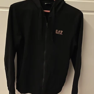 Armani zip hoddie  - Storlek L byst 103 cm använd få gånger bra skick 