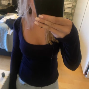 Tröja  - Jätte fin mörkblå tröja som jag tyvärr inte har någon användning av längre.