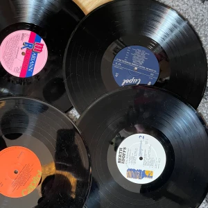 LP/vinyl skivor  - Säljer en heldel OANVÄNDBARA vinylskivor som man kan sätta upp på väggen/ göra något annat kreativt med! 25kr/ styck om man köper många kan jag ge lite rabbat😍🥰