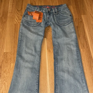 Lågmidjade jeans  - Säljer dessa SUPERSNYGGA lågmidjade Diesel jeans då dem tyvärr inte passar mig. Dem är bootcut och kedjan är lite trasig men man kan lätt sätta ihop den igen! (Som man ser på dom sista bilderna). Midjemått: 38cm. Innerbenslängd: 82 cm. Kom privat ❤️