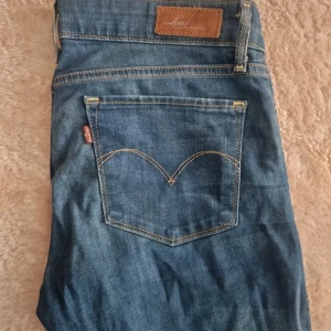 Levi's jeans Curve i storlek 27/30 - Levi's jeans Curve i storlek 27/30