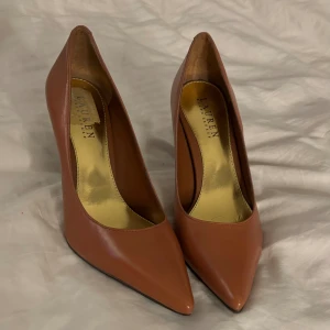 Ralph lauren klackar  - Magiska Ralph lauren klackar köpt secondhand i Kanada för ca 1000kr därav priset!😍aldrig använda förutom testade. Jätte fin brun färg. Eftersom att det är spetsig tå så passar den nog en 39a bäst då dom är försmå på mig som har 38