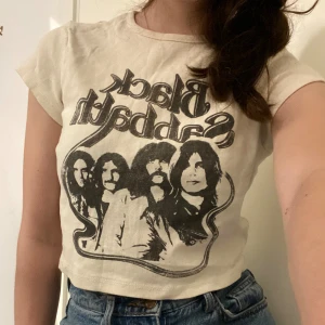 Tröja - Supersnygg knappt använd ”croptop” från h&m med Black Sabbath på.
