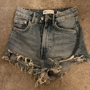 Shorts  - Säljer mina fina shorts ifrån zara🩷de finns tecken på användning men fortfarande bra skick! 