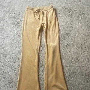 Juicy byxor  - Juicy byxor i bra skick använd några gånger men inga sorts skador. Storlek10/11 säljer då för de är för små. Kan användas för mysbyxor eller vanliga byxor. De är beiga men också lite åt de guldiga hållet som gör dem snyggare. 20kr frakt
