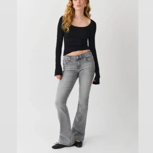 Low Waist Bootcut Jeans - Fina Ljusgråa jeans i jättebra skick, köpta för 500kr säljer pga att jag aldrig använder dom! (Ljuset på sista bilden gör så dom ser mörkare ut!) skriv priv för fler bilder!💞