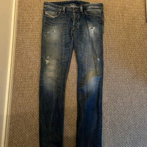 Diesel jeans med slitningar  - Ett par diesel jeans med slitningar🔥💯 Storlek: W32 L34 Kontakta vid minsta funderingar👌🏻💯