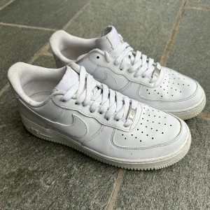 Air force 1 - Ett par vita air force 1 som knappt är använda!💯🔥 Kontakta om ni har några frågor