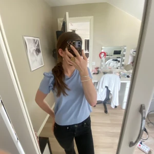 Så fin ljus blå blus från zara💙 - Så skön blå blus/tröja, färgen så fin på😍