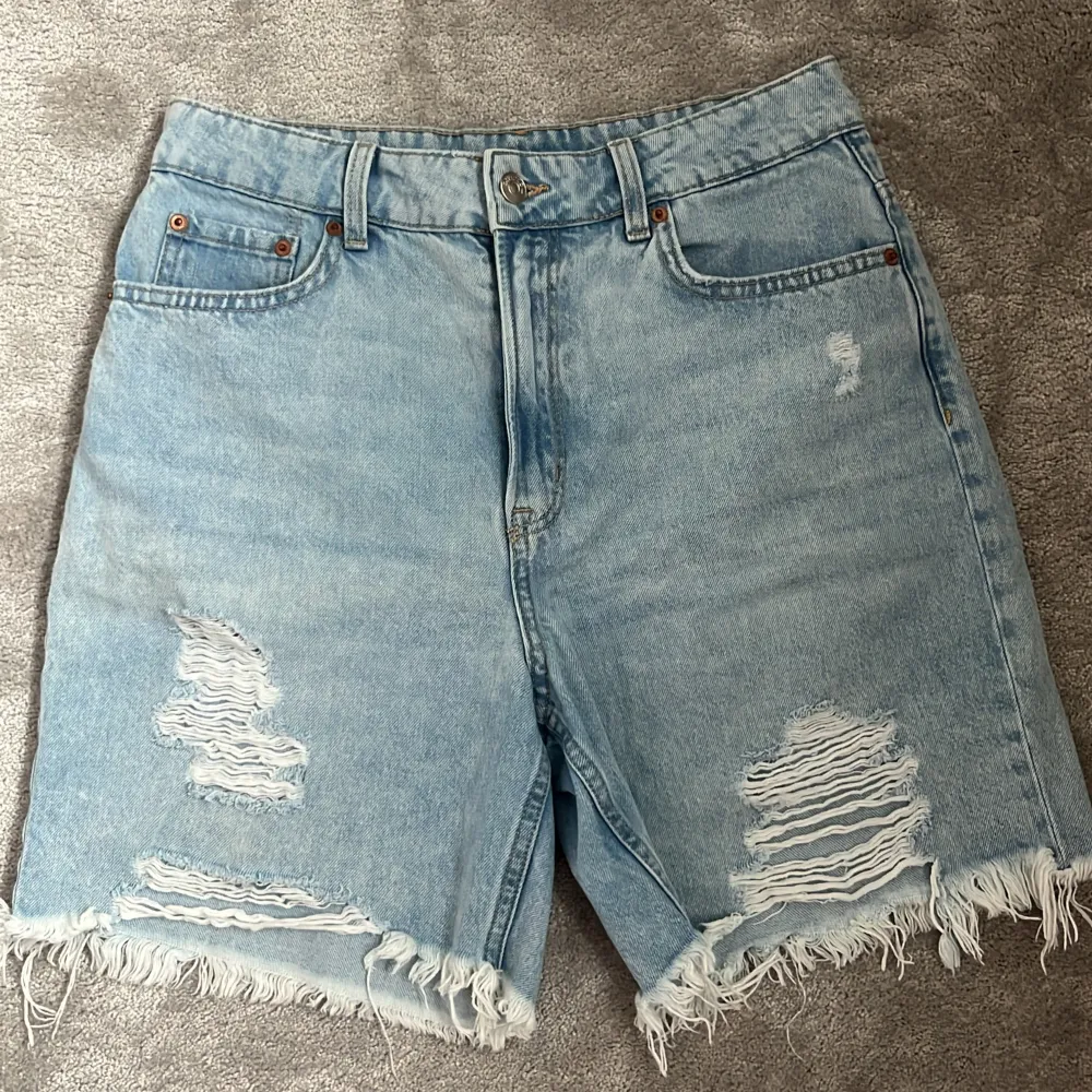 Mellanlånga jeansshorts med slitningar på låren.. Shorts.