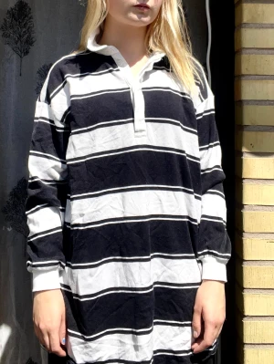 Tröja från H&M - Svartvit tröja från HM, ser lite gråare ut på andra bilden.  Fint skick, sitter som L/XL