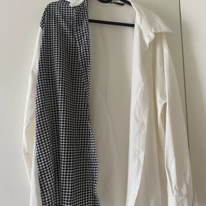 Elegant skjorta - En fin och elegant skjorta som både går att kombinera med bälte och utan. Den är transparent så man kan se igenom. Storlek S (36). 