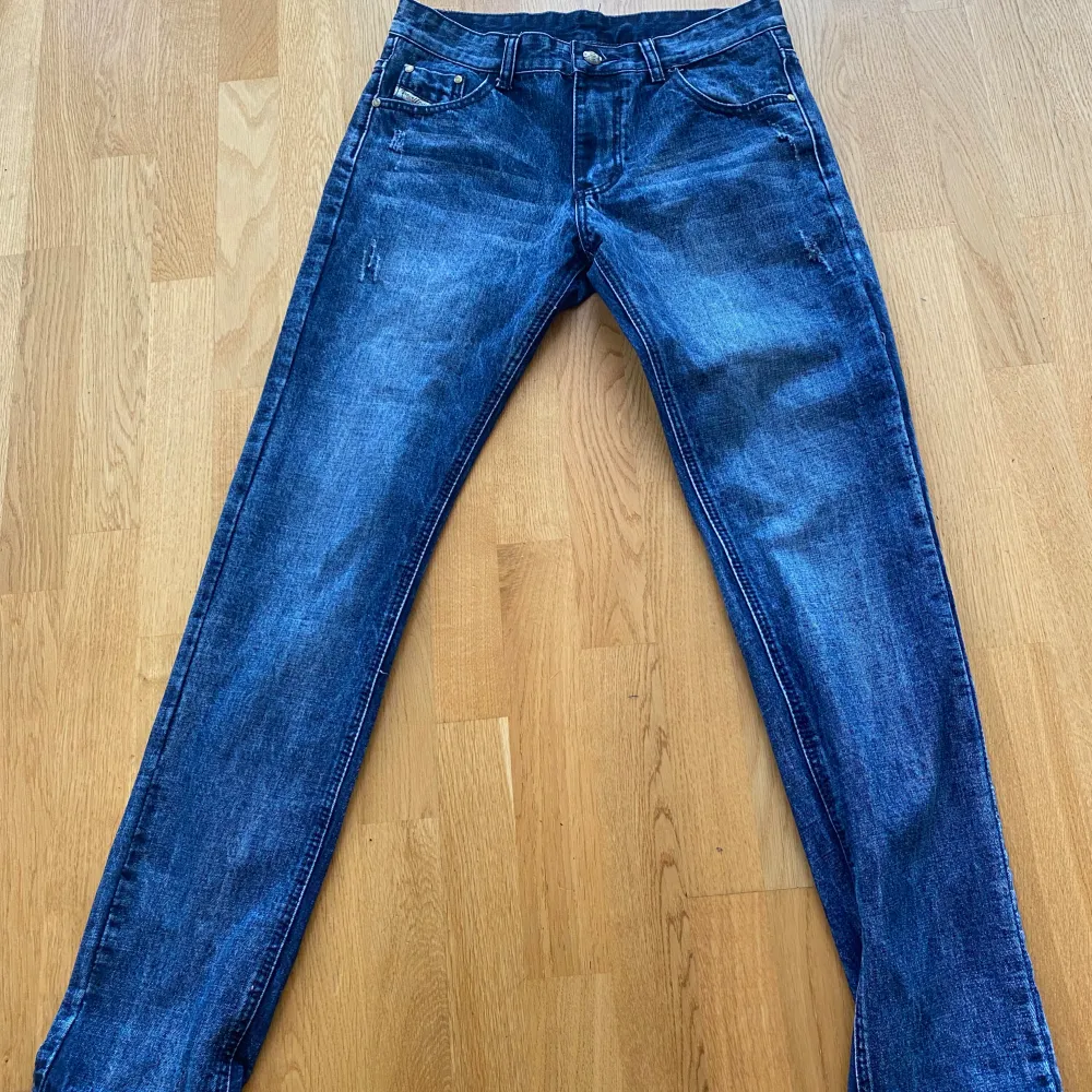 Säljer dessa diesel jeans till rimligt pris  Helt oanvända  Meddela vid mer frågor  Går att pruta ner vid snabb affär . Jeans & Byxor.