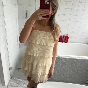 Gul klänning  - Fin sommrig gul klänning,aldrig använd